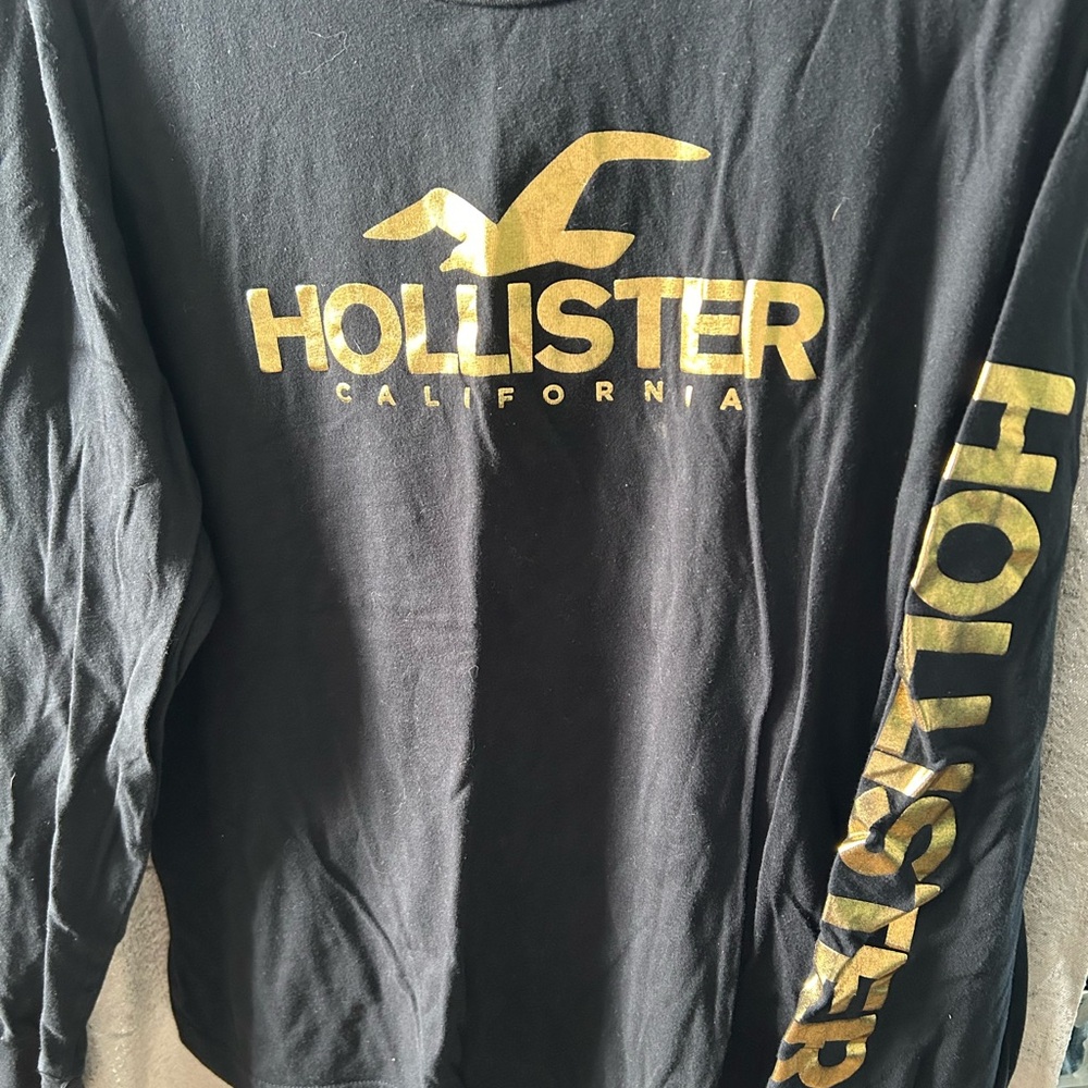 Hollister Black Cotton Tee with Gold Logo men’s L